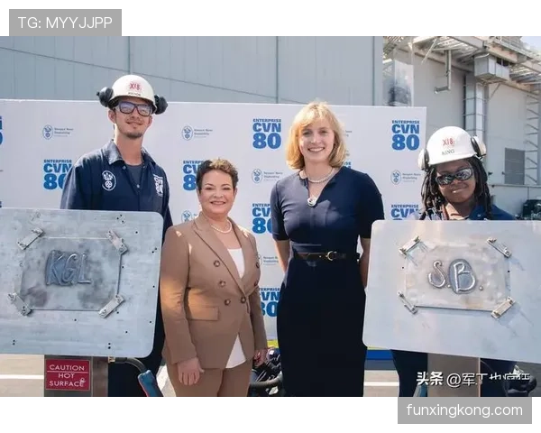 凯蒂·莱德基凌晨四点还在泳池泡着，这自律谁顶得住啊